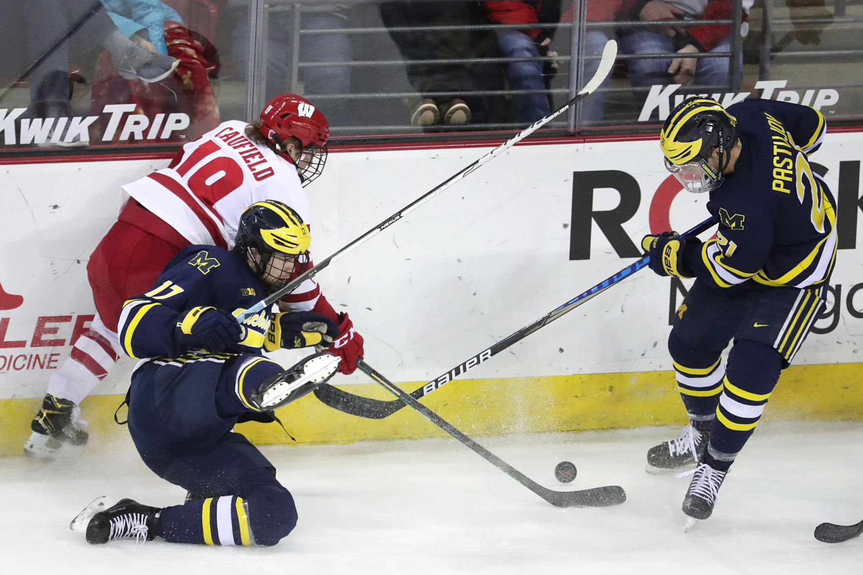 012822_uwhockey_06-01282022190427